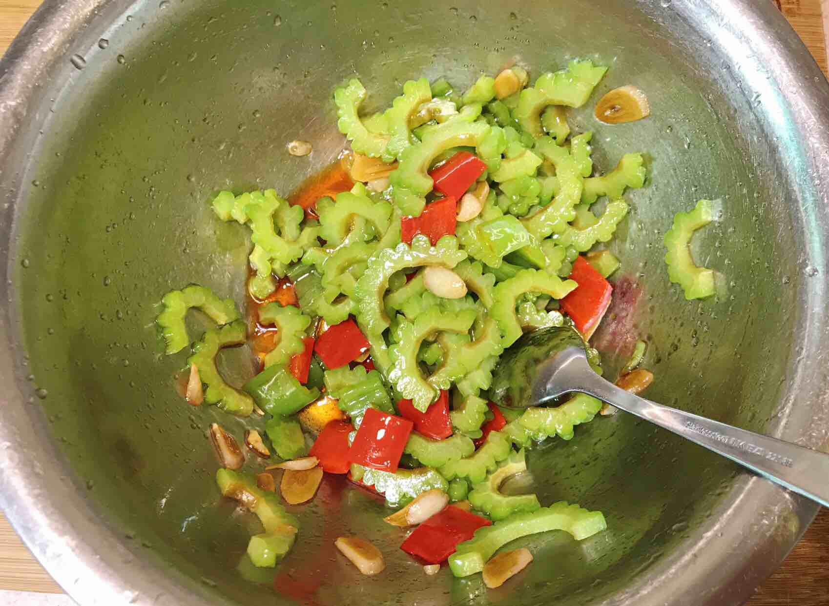 爽口苦瓜的做法-家常味拌菜譜-易網(wǎng)健康養(yǎng)生網(wǎng) 爽口苦瓜的做法-家常味拌菜譜