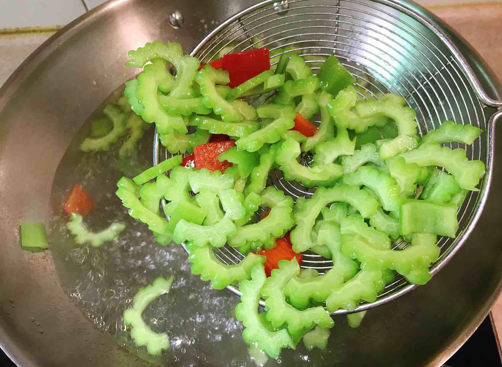 爽口苦瓜的做法-家常味拌菜譜-易網(wǎng)健康養(yǎng)生網(wǎng) 爽口苦瓜的做法-家常味拌菜譜