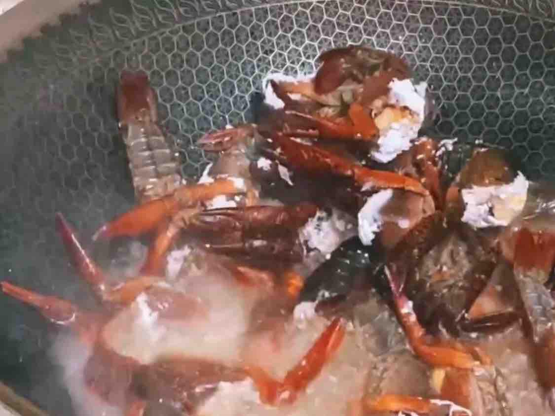 魚香小龍蝦，解鎖超簡單做法！的做法-酸辣味炒菜譜