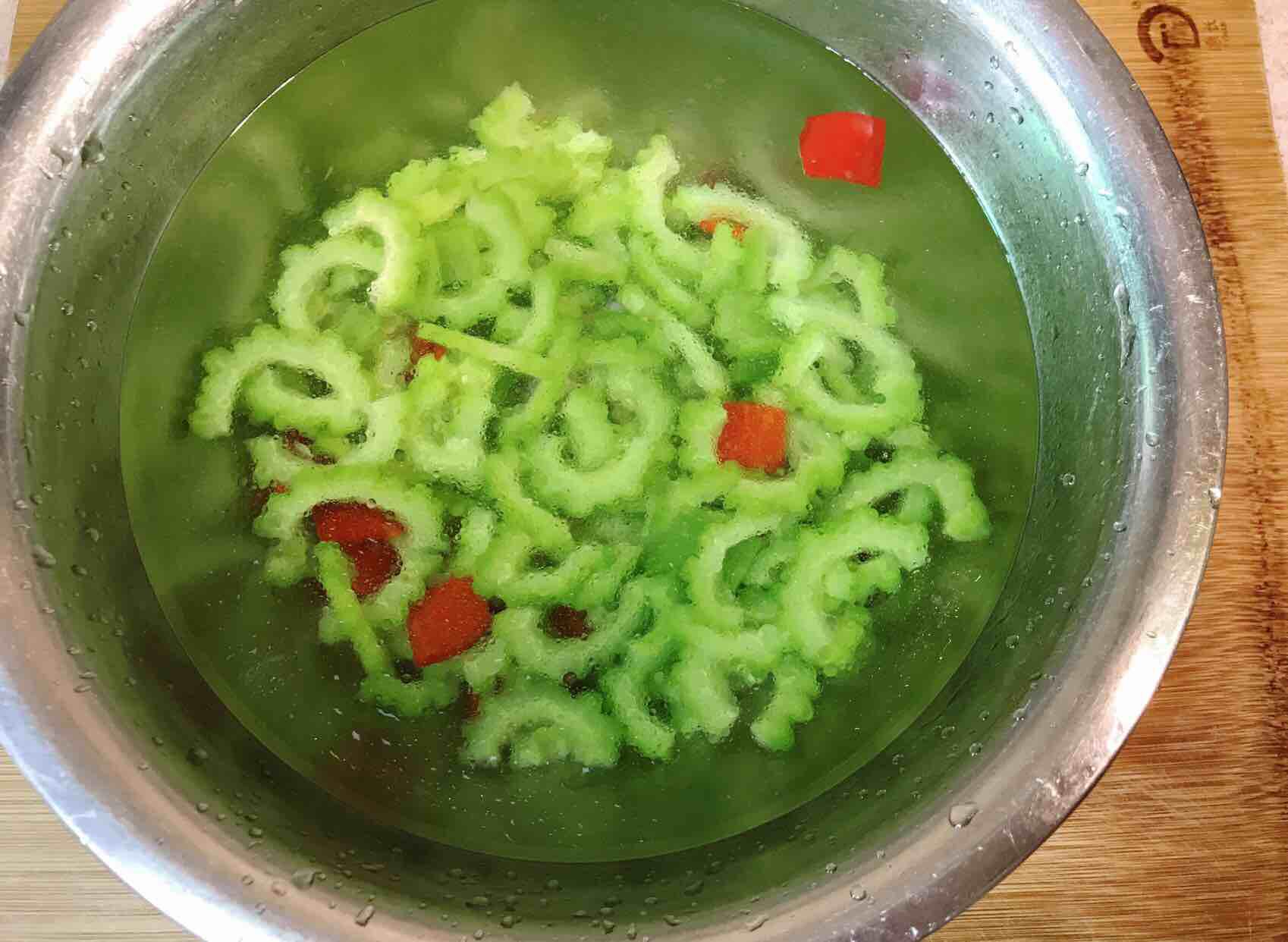 爽口苦瓜的做法-家常味拌菜譜-易網(wǎng)健康養(yǎng)生網(wǎng) 爽口苦瓜的做法-家常味拌菜譜