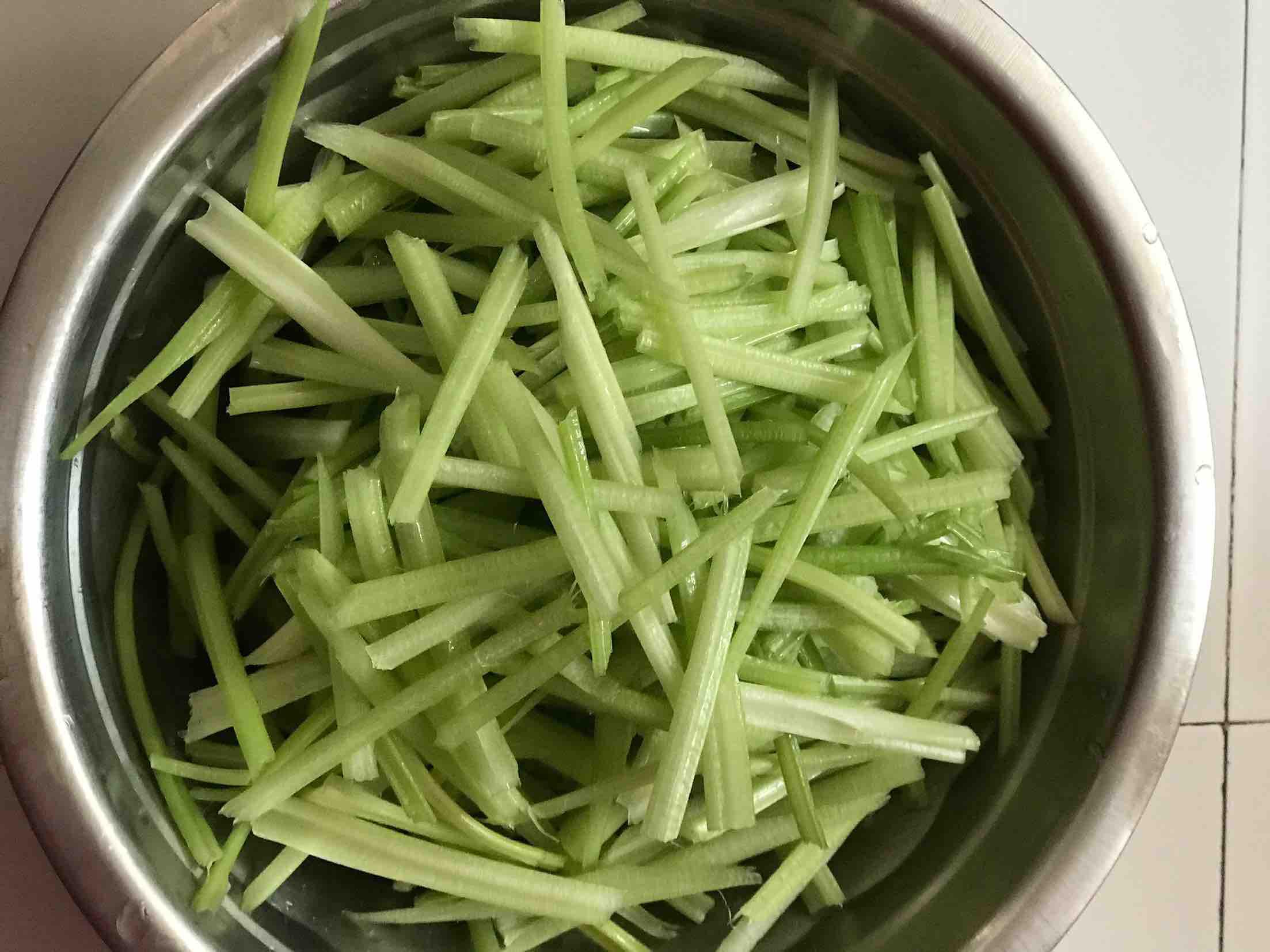 山芹燒豬肉香干的做法-咸鮮味燒菜譜