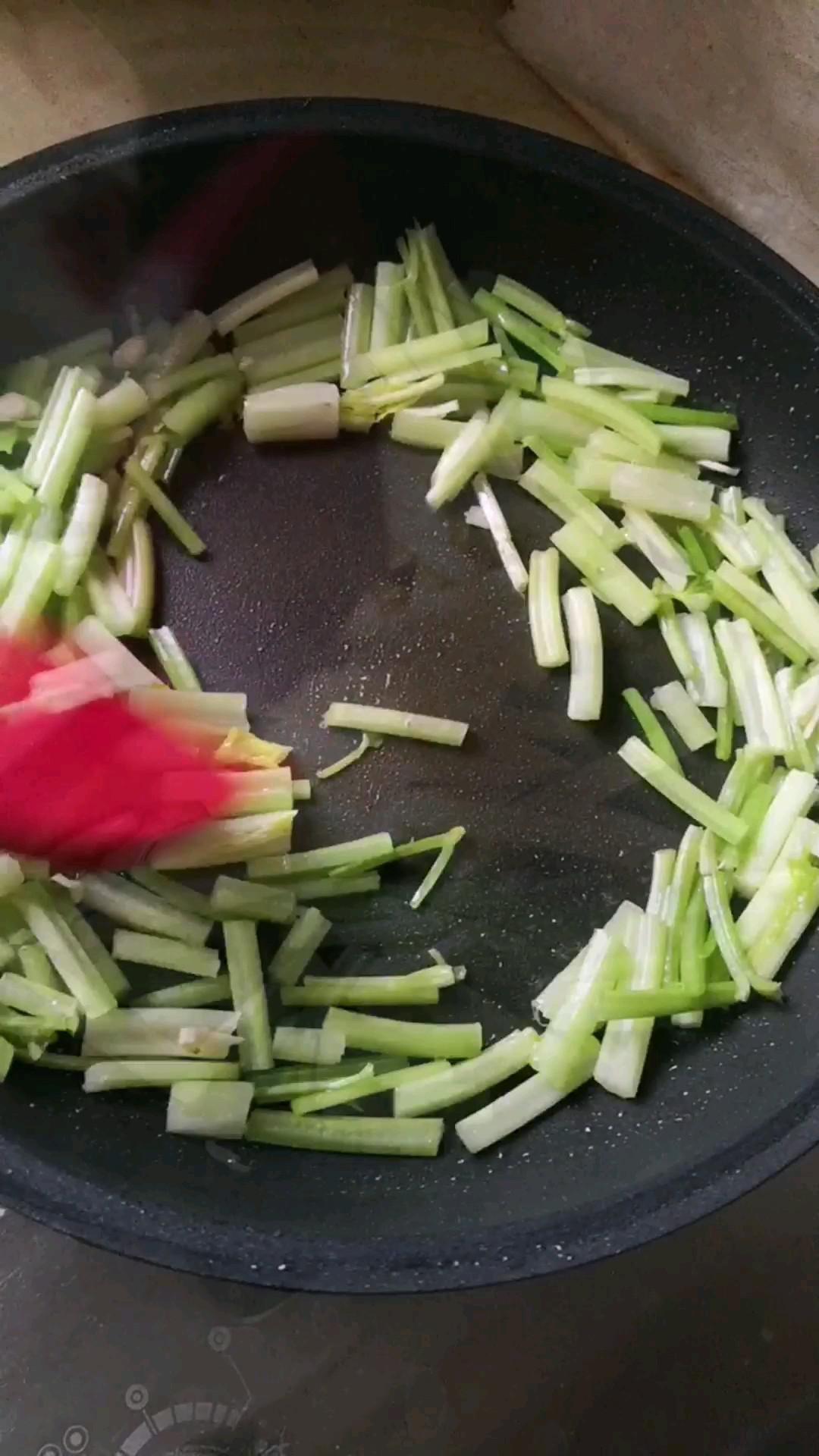 芹菜土豆的做法-家常味炒菜譜