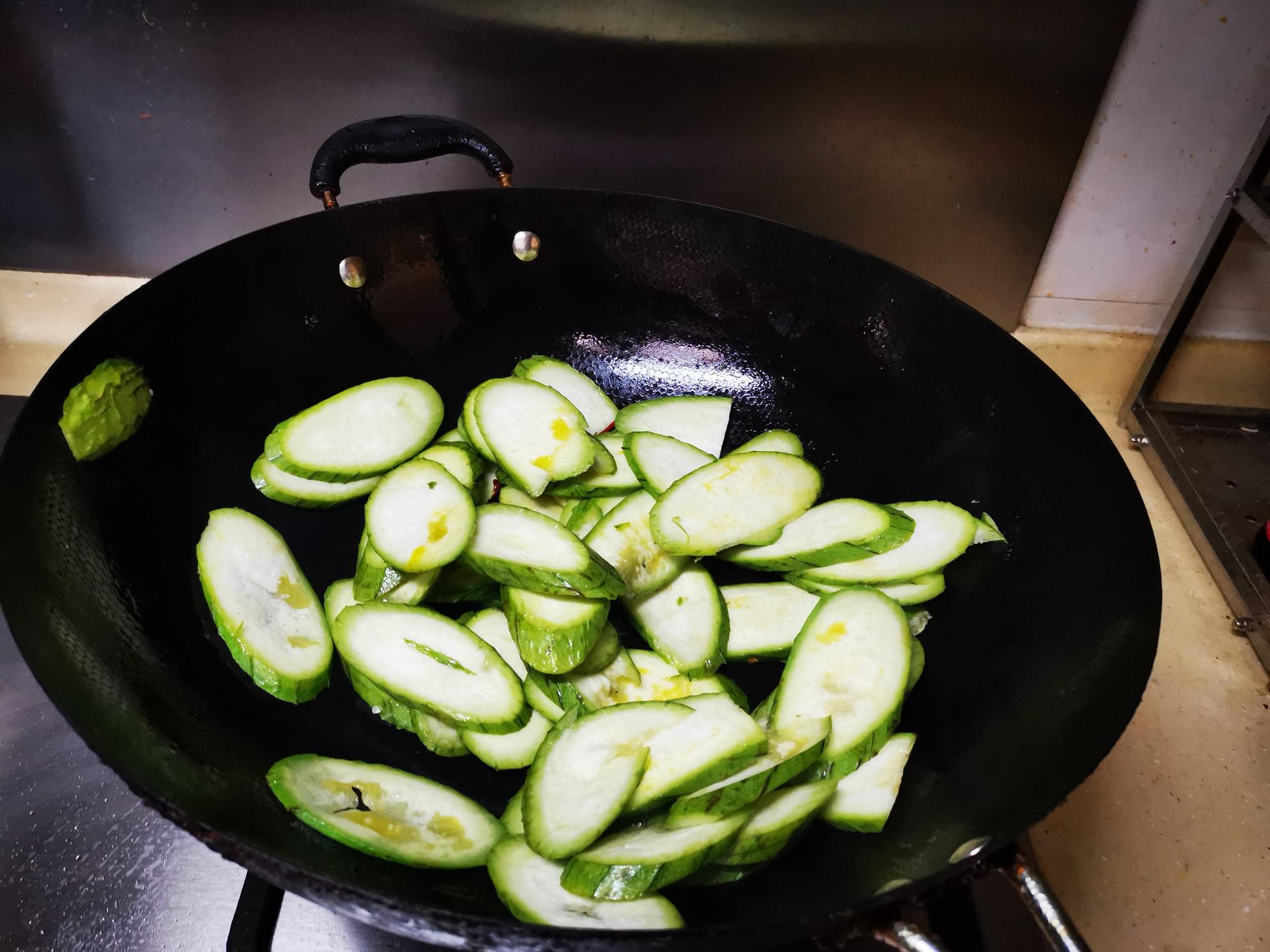 干椒炒絲瓜的做法-家常味炒菜譜