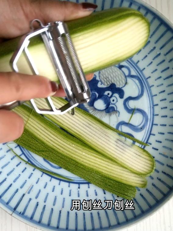 涼拌西葫蘆的做法-咸鮮味拌菜譜