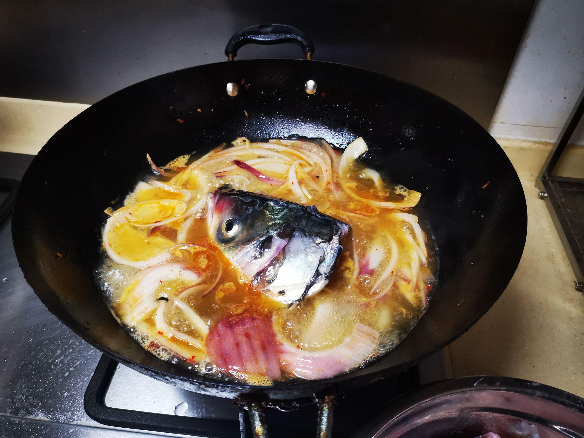 洋蔥燉花鰱的做法-家常味煮菜譜