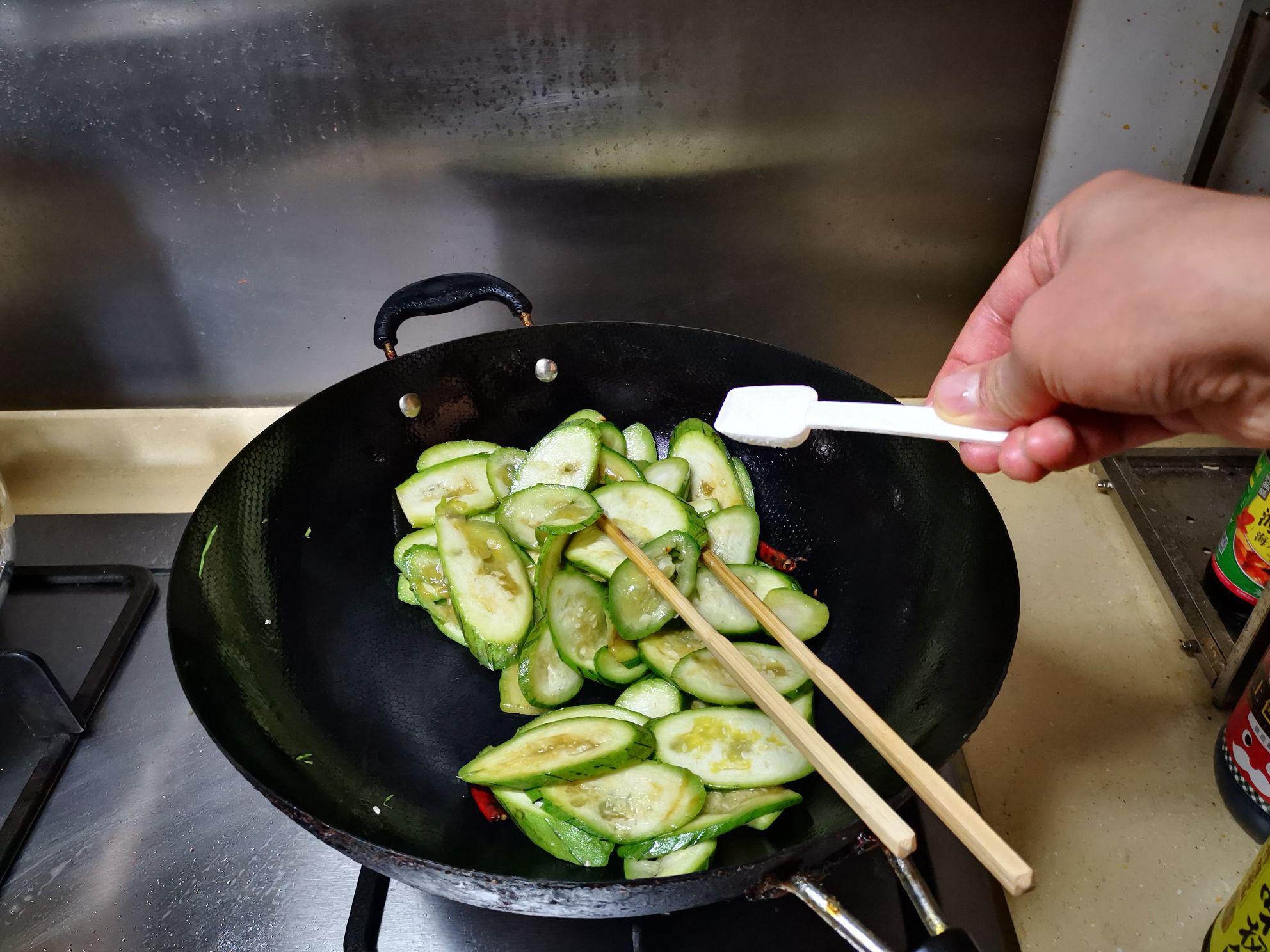 干椒炒絲瓜的做法-家常味炒菜譜