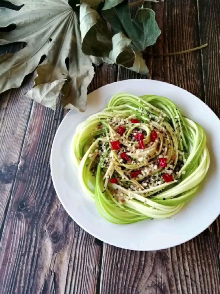 涼拌西葫蘆的做法-咸鮮味拌菜譜