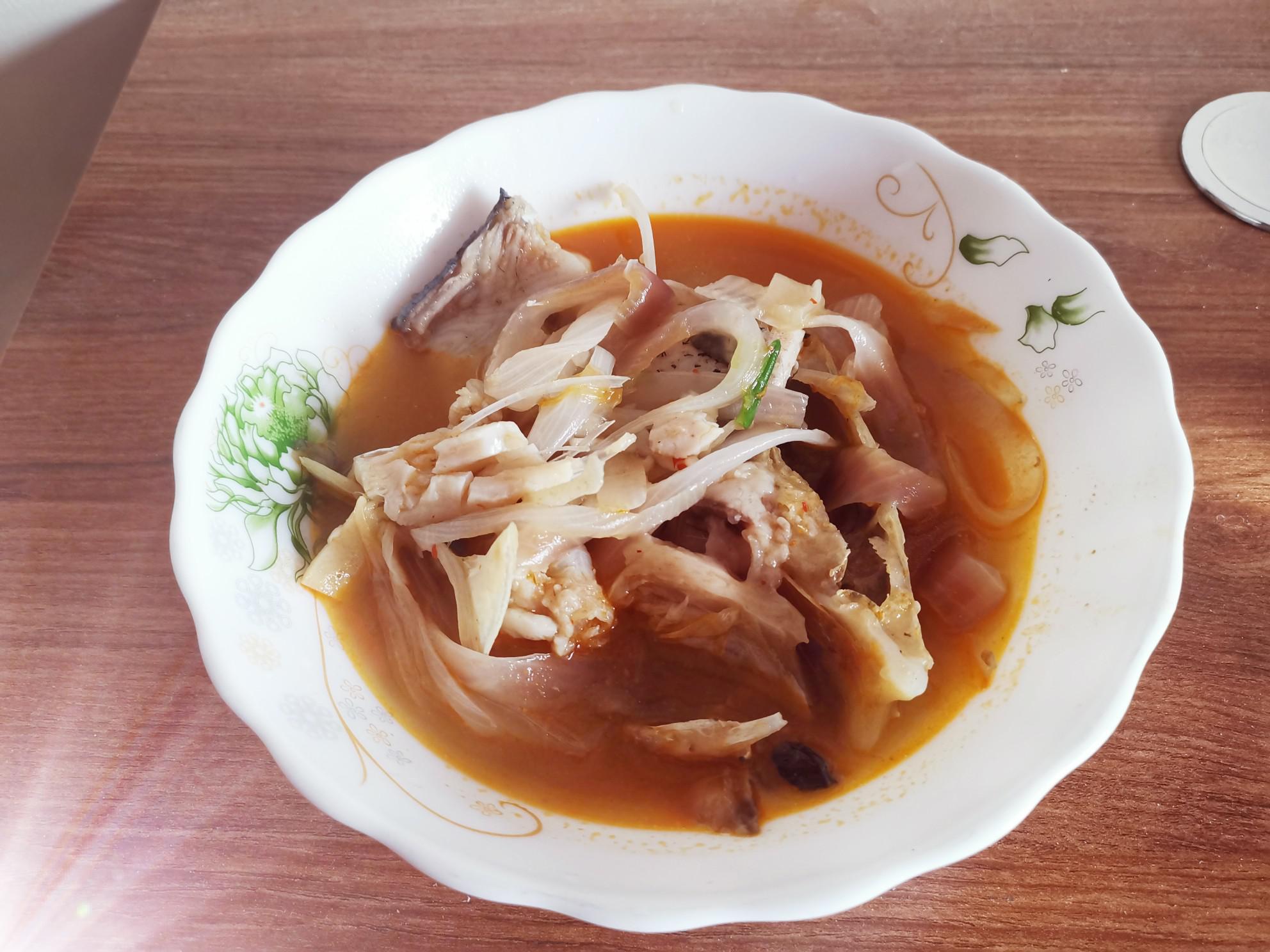 洋蔥燉花鰱的做法-家常味煮菜譜