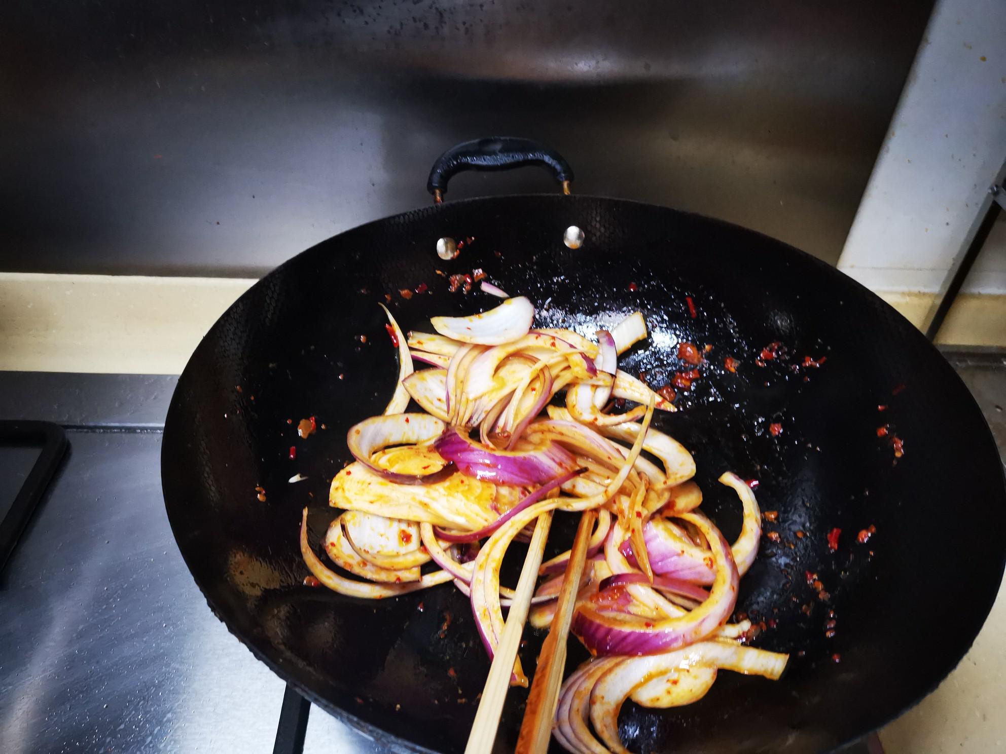 洋蔥燉花鰱的做法-家常味煮菜譜