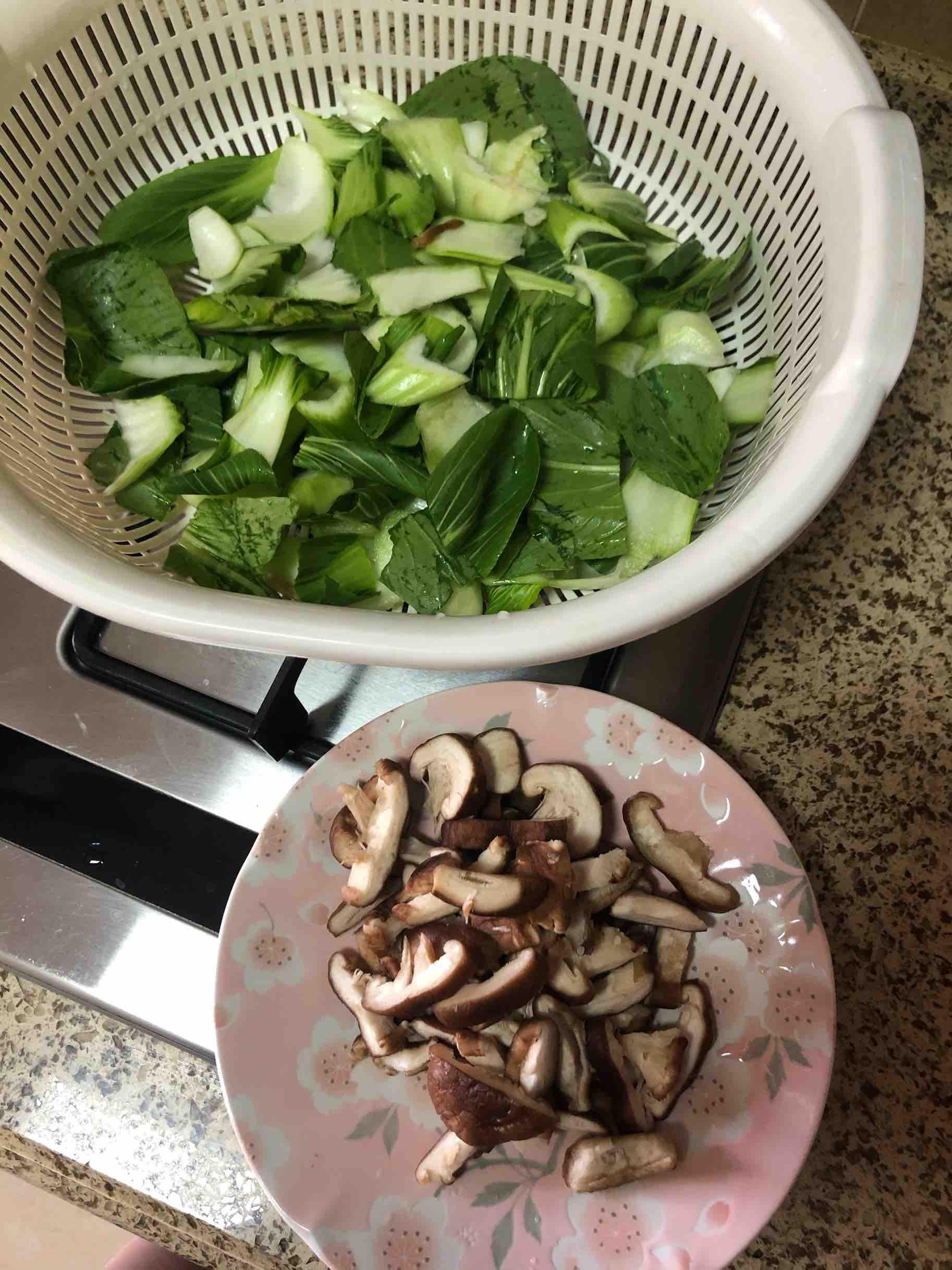 香菇油菜炒五花肉的做法-咸鮮味炒菜譜-易網健康養生網 香菇油菜炒五花肉的做法-咸鮮味炒菜譜