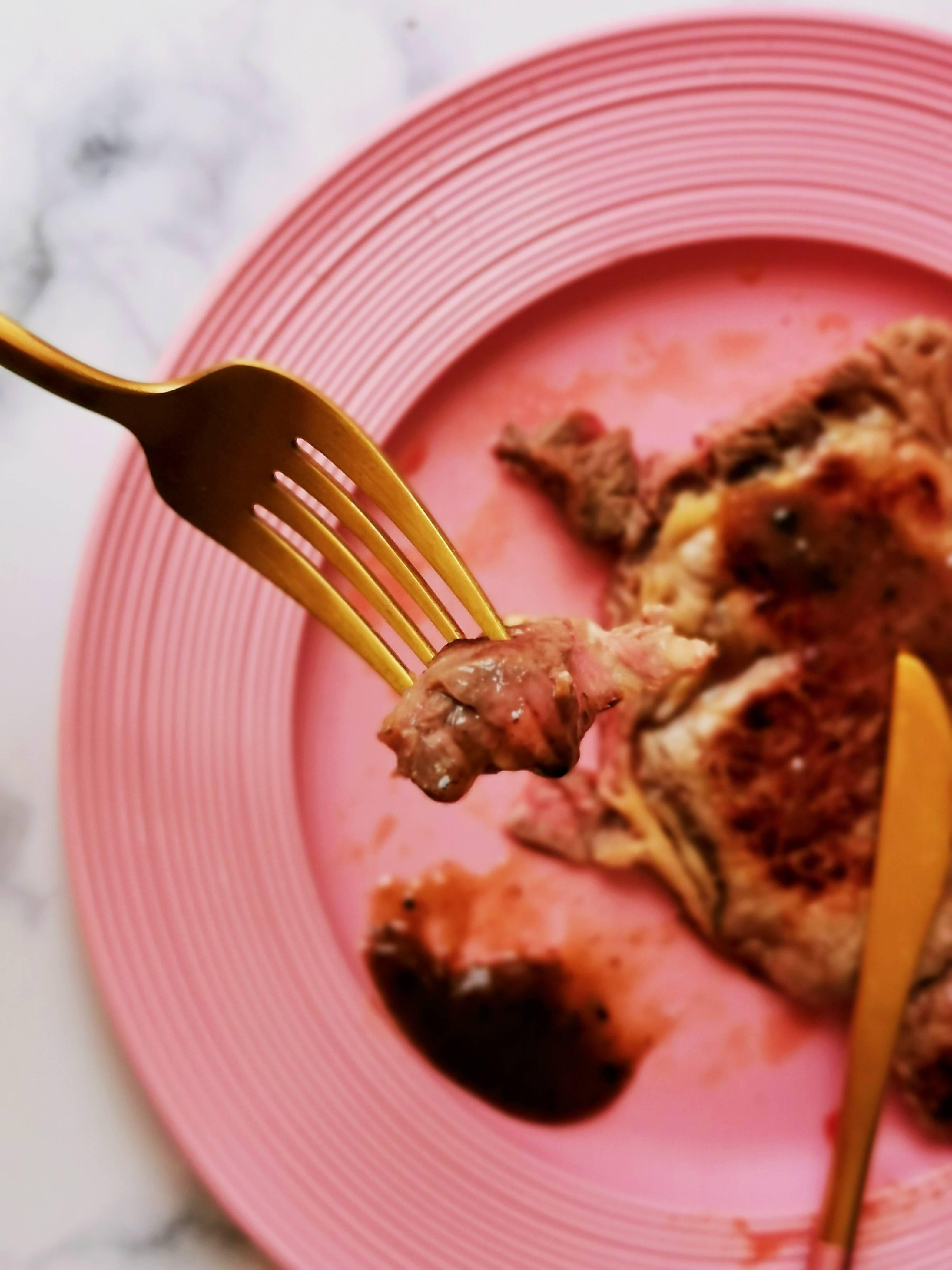 黑胡椒戰斧牛排的做法-黑椒味煎菜譜-易網健康養生網 黑胡椒戰斧牛排的做法-黑椒味煎菜譜