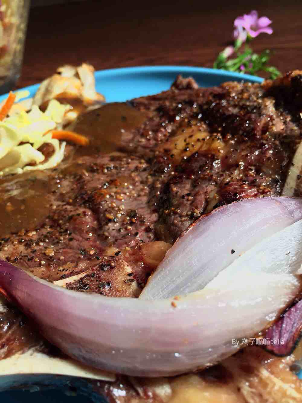 在家也能煎出鮮嫩多汁高大上的戰斧牛排的做法-黑椒味煎菜譜