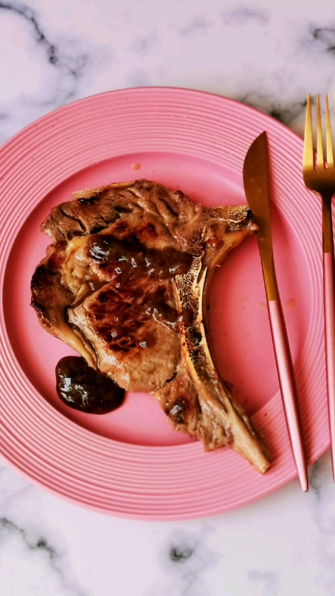 黑胡椒戰斧牛排的做法-黑椒味煎菜譜