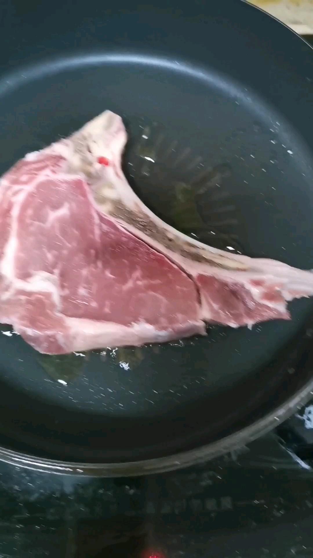 黑胡椒戰斧牛排的做法-黑椒味煎菜譜-易網<a href=http://m.henggaotouzi.com/ target=_blank class=infotextkey>健康養生</a>網 黑胡椒戰斧牛排的做法-黑椒味煎菜譜