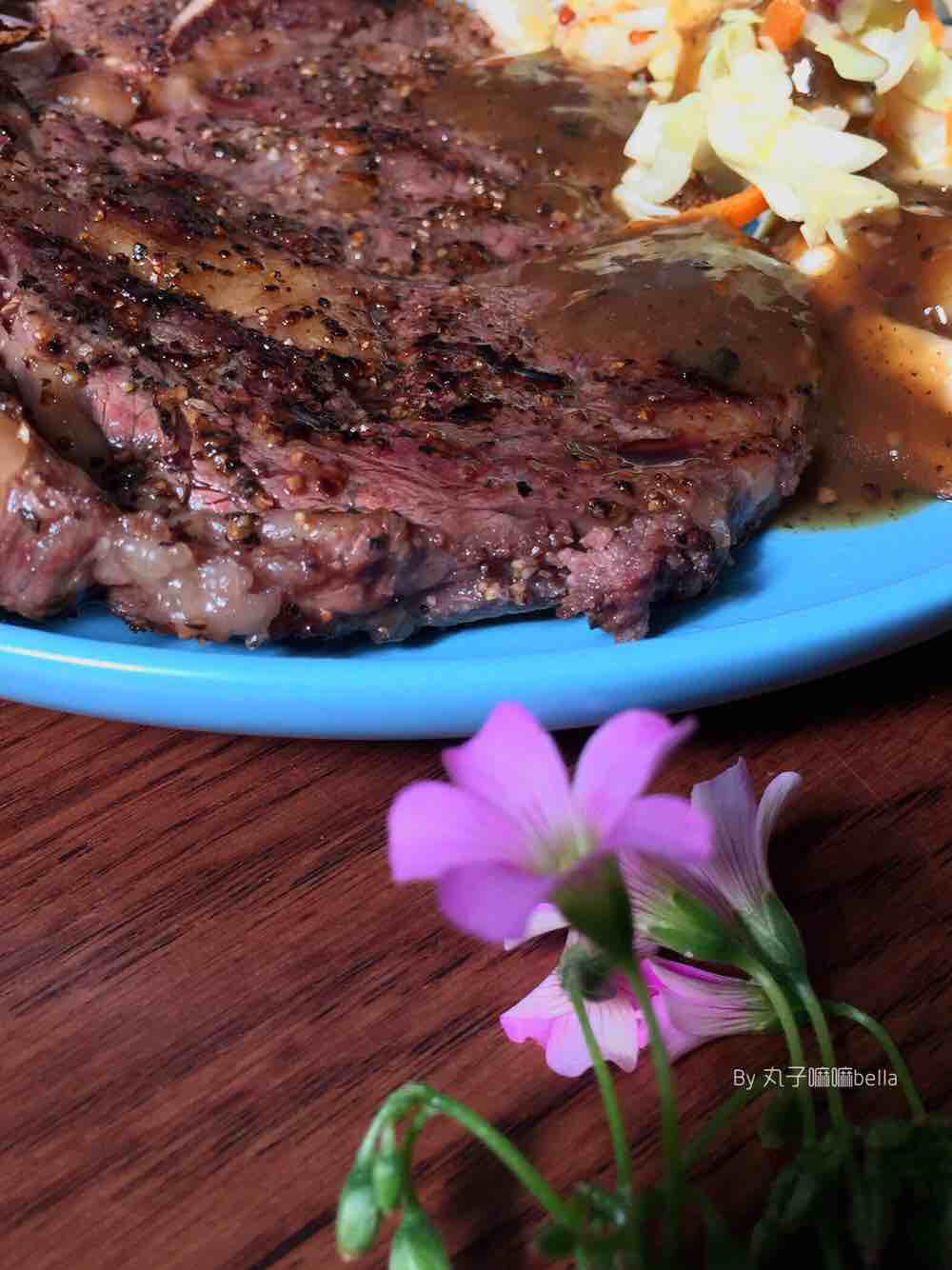 在家也能煎出鮮嫩多汁高大上的戰斧牛排的做法-黑椒味煎菜譜