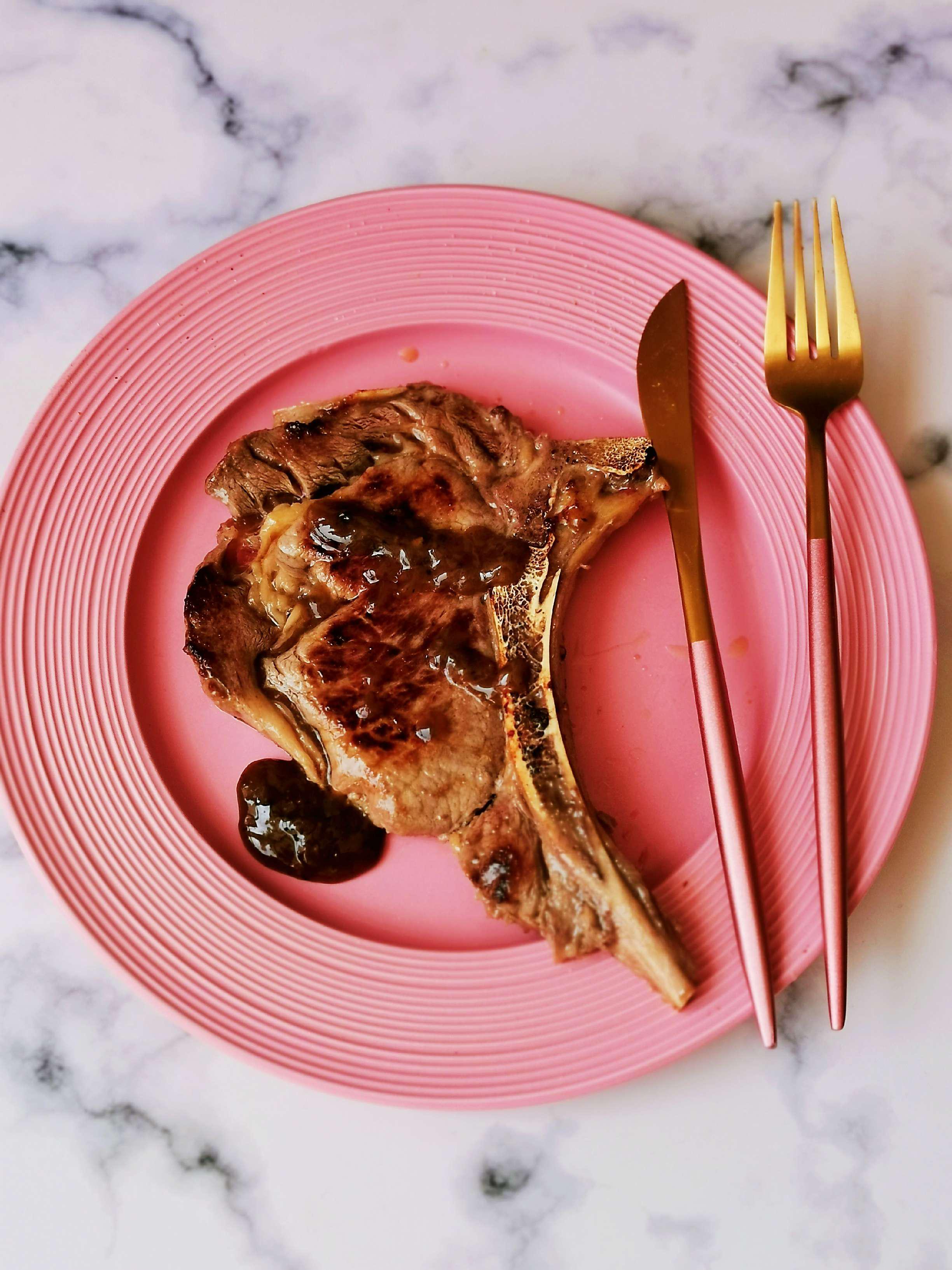 黑胡椒戰斧牛排的做法-黑椒味煎菜譜-易網健康養生網 黑胡椒戰斧牛排的做法-黑椒味煎菜譜