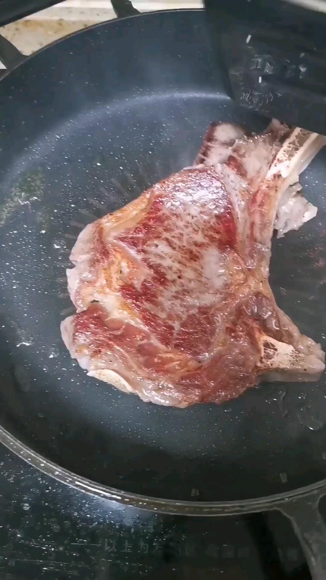 黑胡椒戰斧牛排的做法-黑椒味煎菜譜-易網健康養生網 黑胡椒戰斧牛排的做法-黑椒味煎菜譜