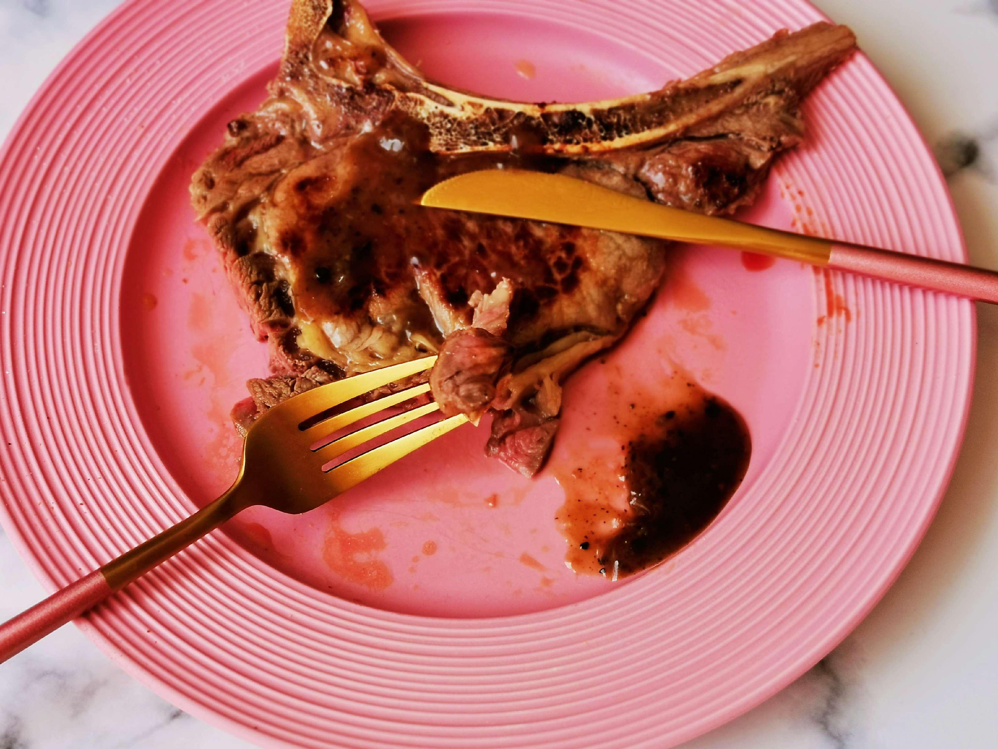 黑胡椒戰斧牛排的做法-黑椒味煎菜譜-易網健康養生網 黑胡椒戰斧牛排的做法-黑椒味煎菜譜