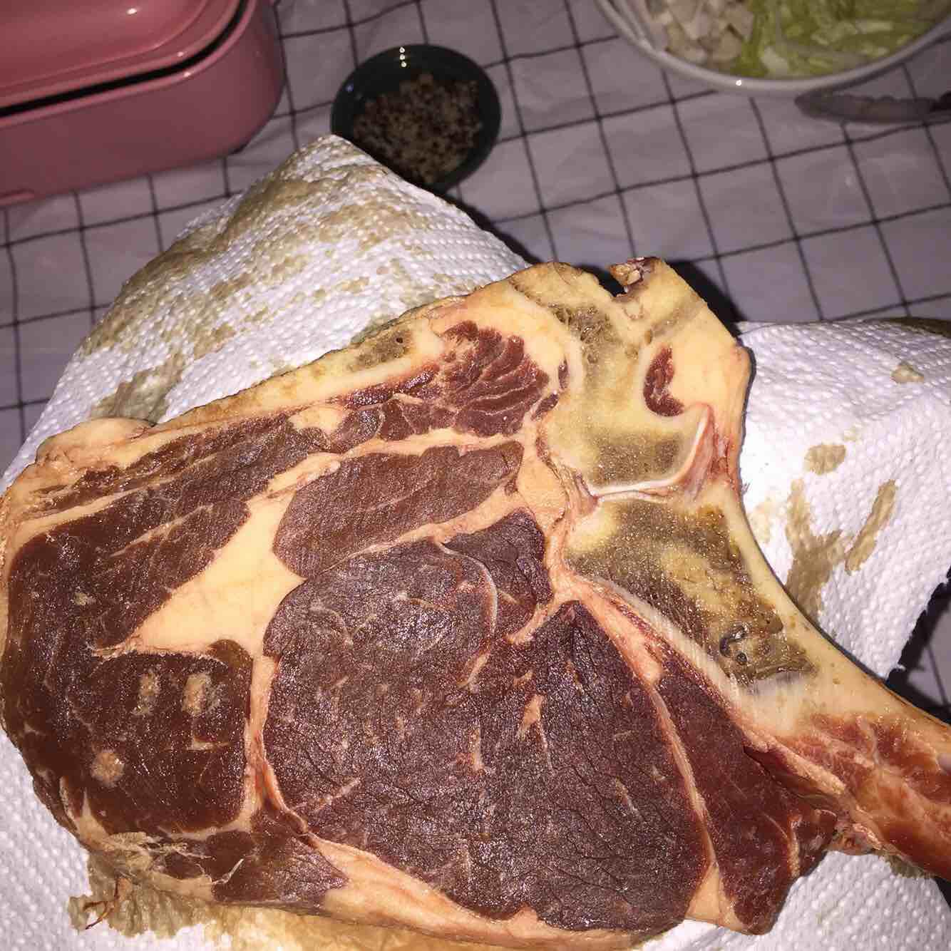 在家也能煎出鮮嫩多汁高大上的戰斧牛排的做法-黑椒味煎菜譜