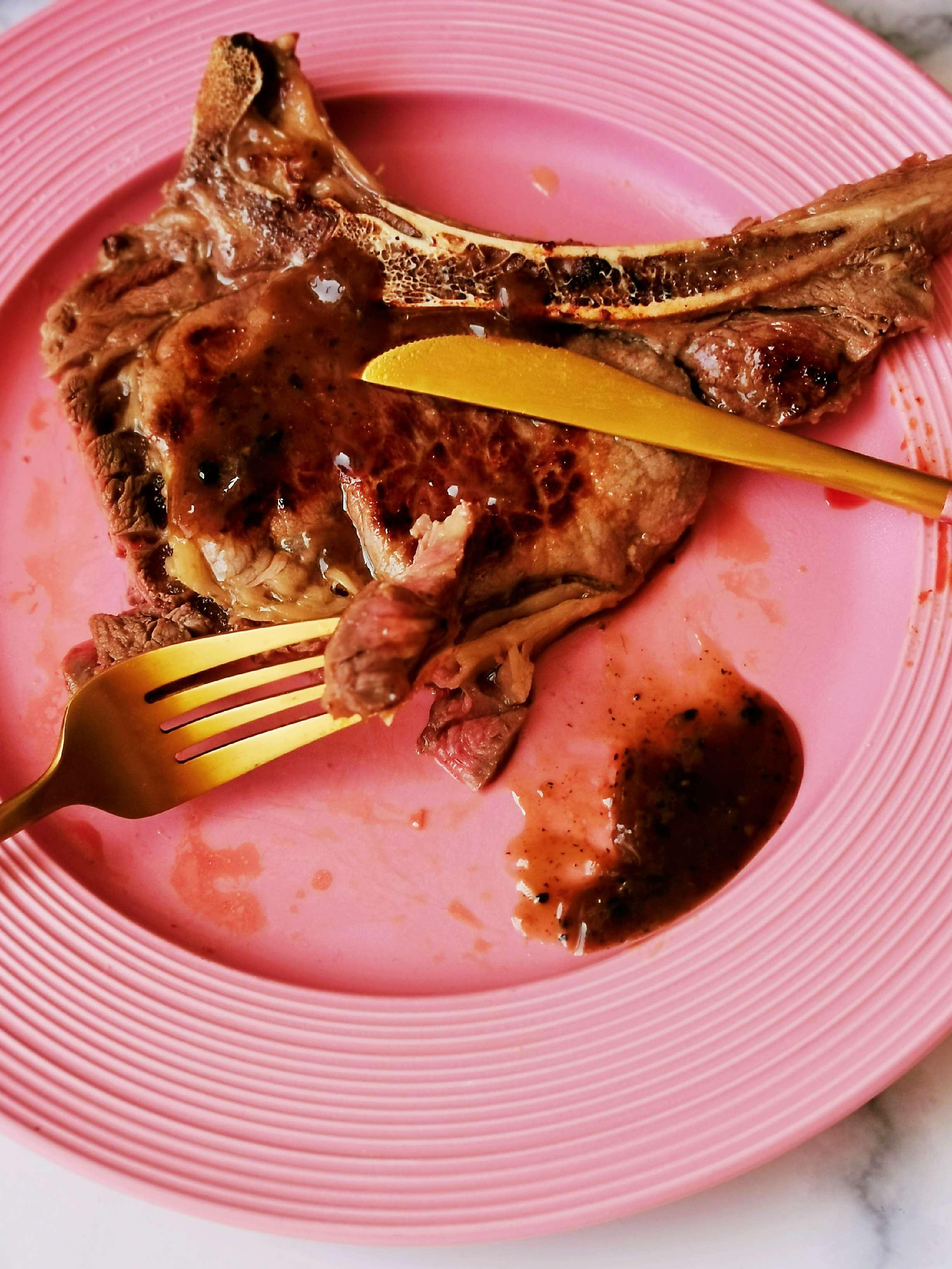 黑胡椒戰斧牛排的做法-黑椒味煎菜譜-易網健康養生網 黑胡椒戰斧牛排的做法-黑椒味煎菜譜