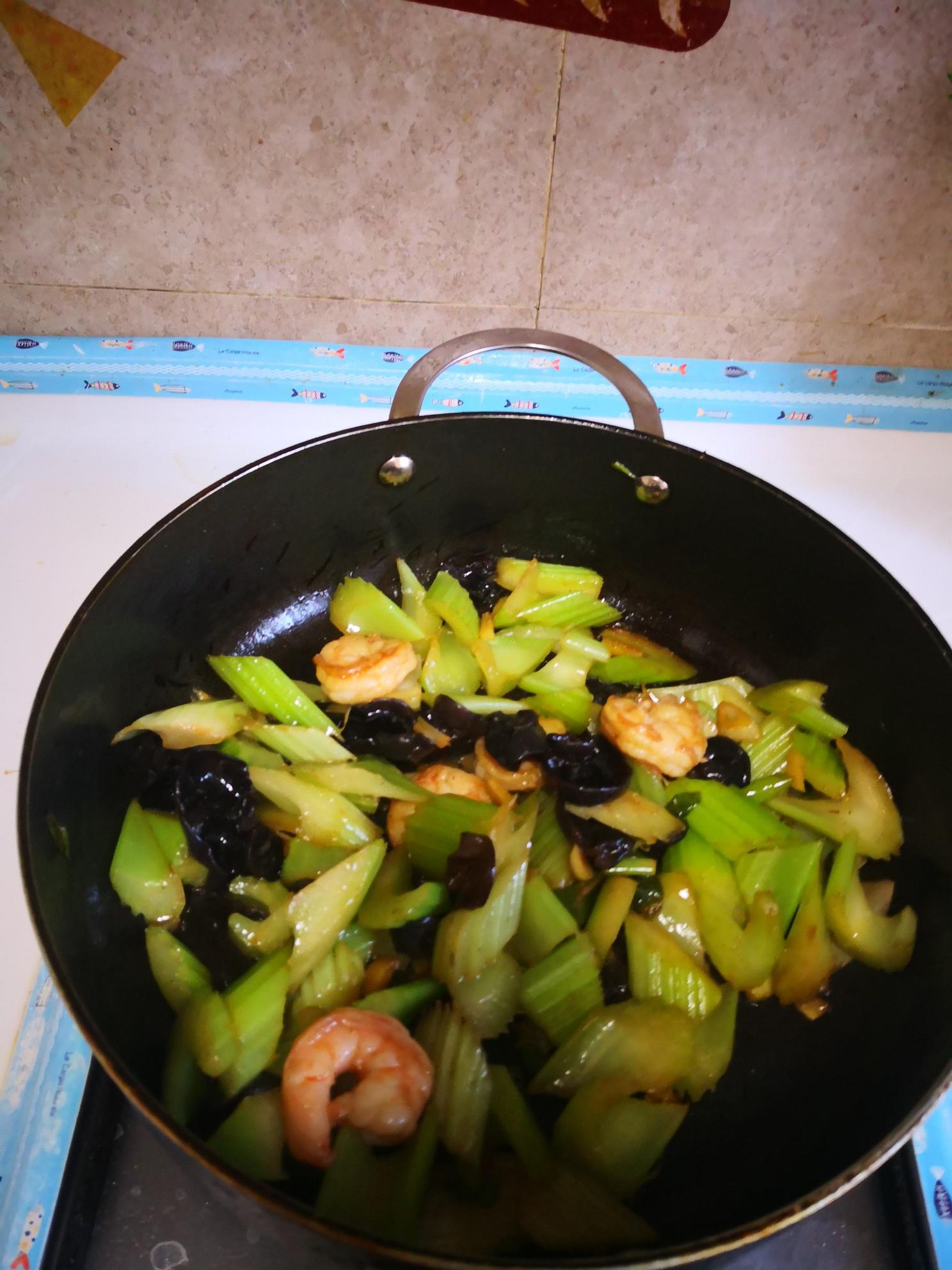 蝦仁炒西芹的做法-咸鮮味炒菜譜