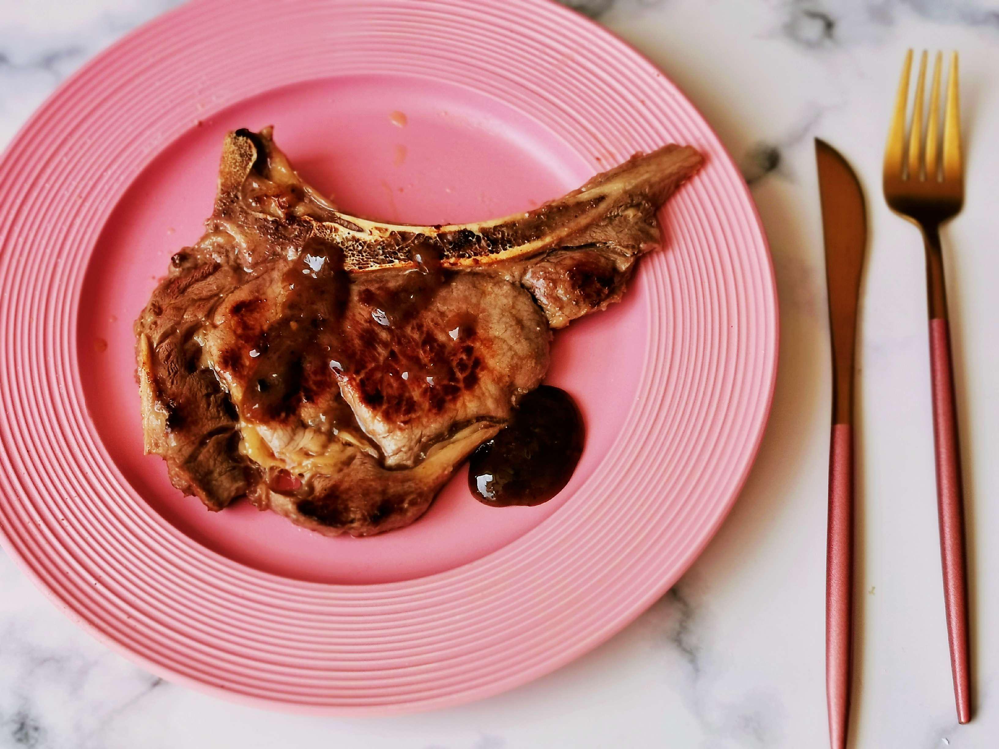 黑胡椒戰斧牛排的做法-黑椒味煎菜譜-易網健康養生網 黑胡椒戰斧牛排的做法-黑椒味煎菜譜