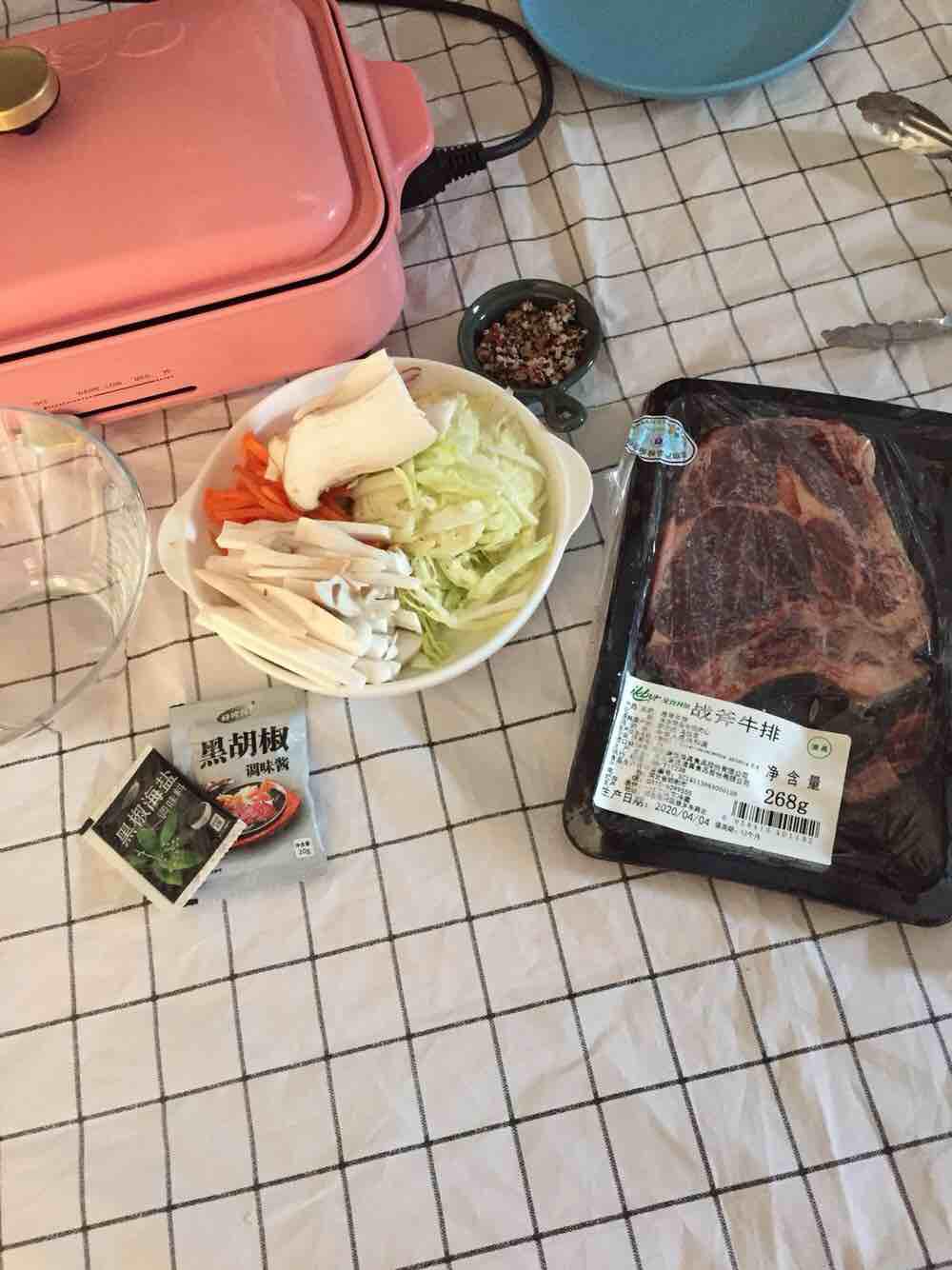 在家也能煎出鮮嫩多汁高大上的戰斧牛排的做法-黑椒味煎菜譜