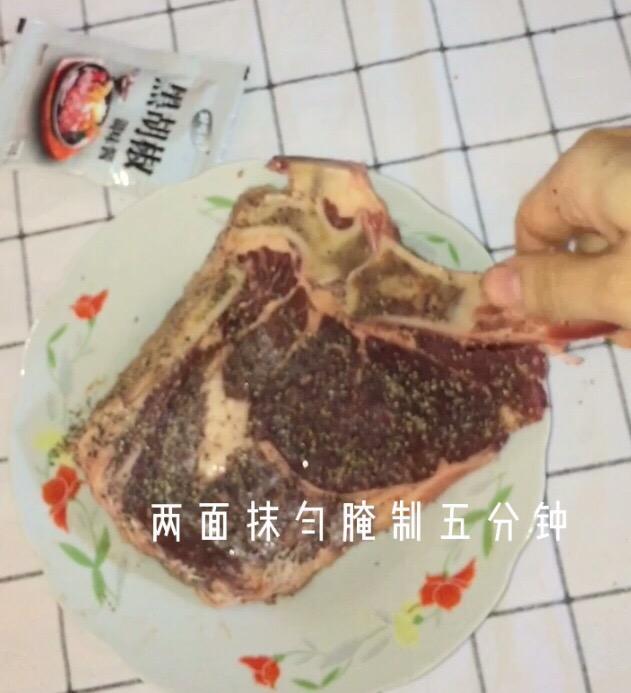 在家也能煎出鮮嫩多汁高大上的戰斧牛排的做法-黑椒味煎菜譜