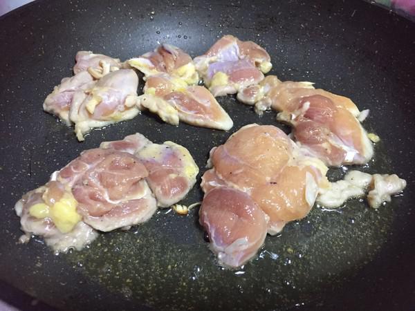 芝麻煎雞腿的做法-咸鮮味煎菜譜-易網健康養生網 芝麻煎雞腿的做法-咸鮮味煎菜譜