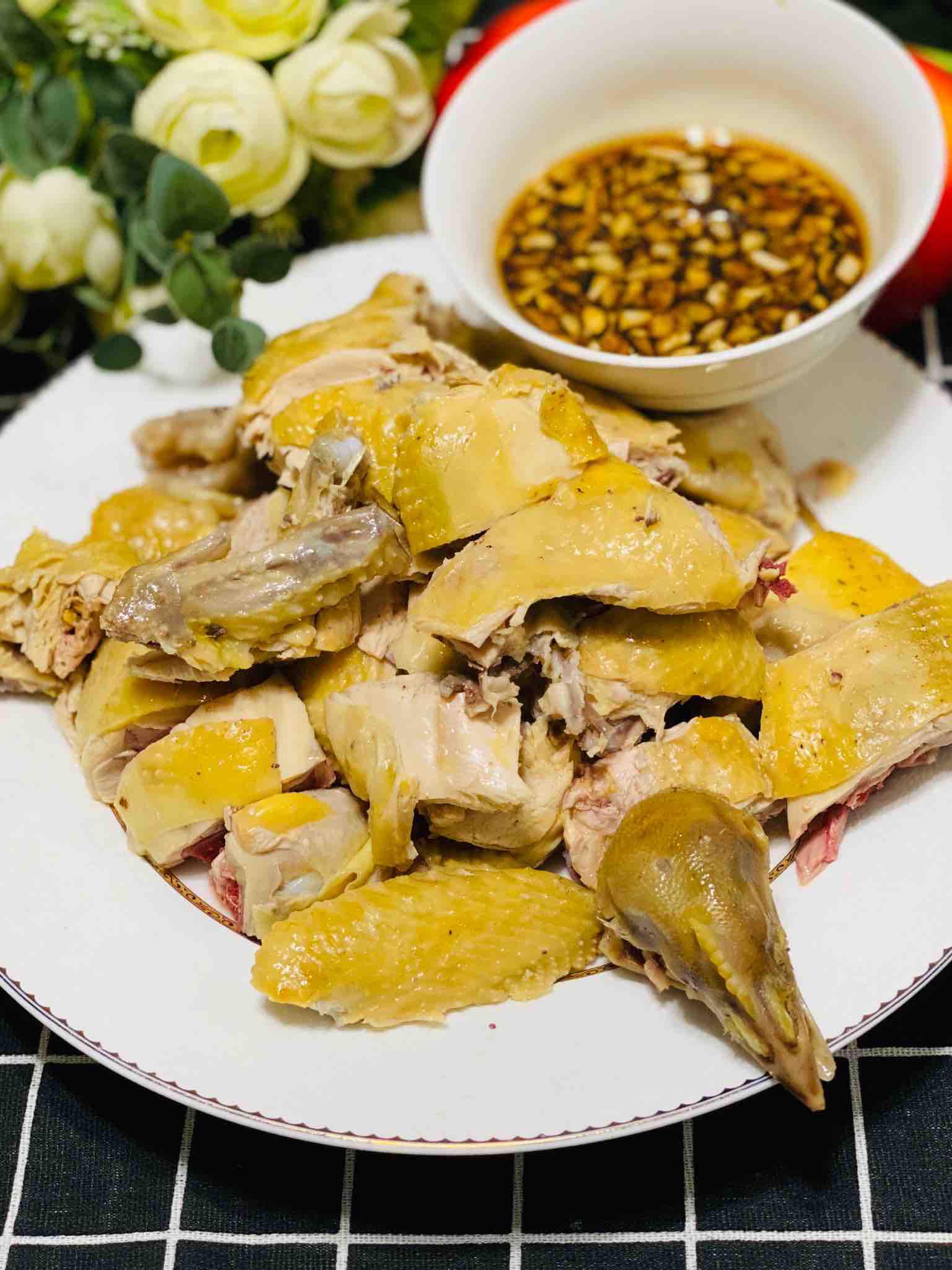 鮮嫩爽口之白切雞的做法-咸鮮味煮菜譜-易網健康養生網 鮮嫩爽口之白切雞的做法-咸鮮味煮菜譜