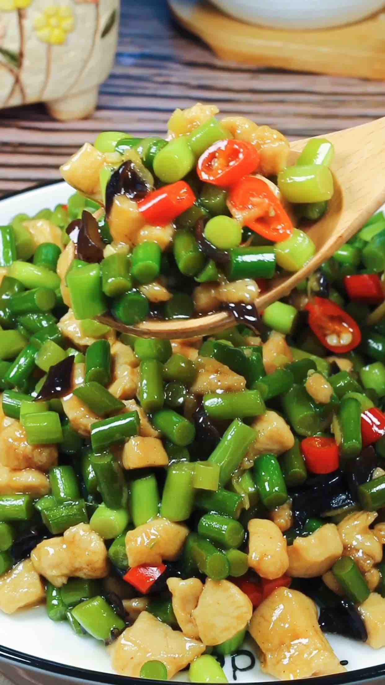 蒜苔雞丁的做法-家常味炒菜譜