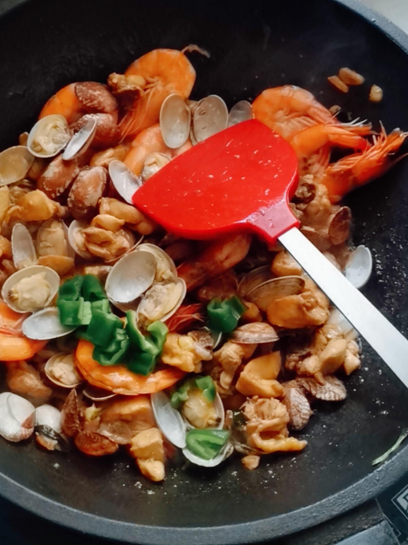 鮮蝦蛤蜊炒雞的做法-咸鮮味炒菜譜-易網健康養生網 鮮蝦蛤蜊炒雞的做法-咸鮮味炒菜譜