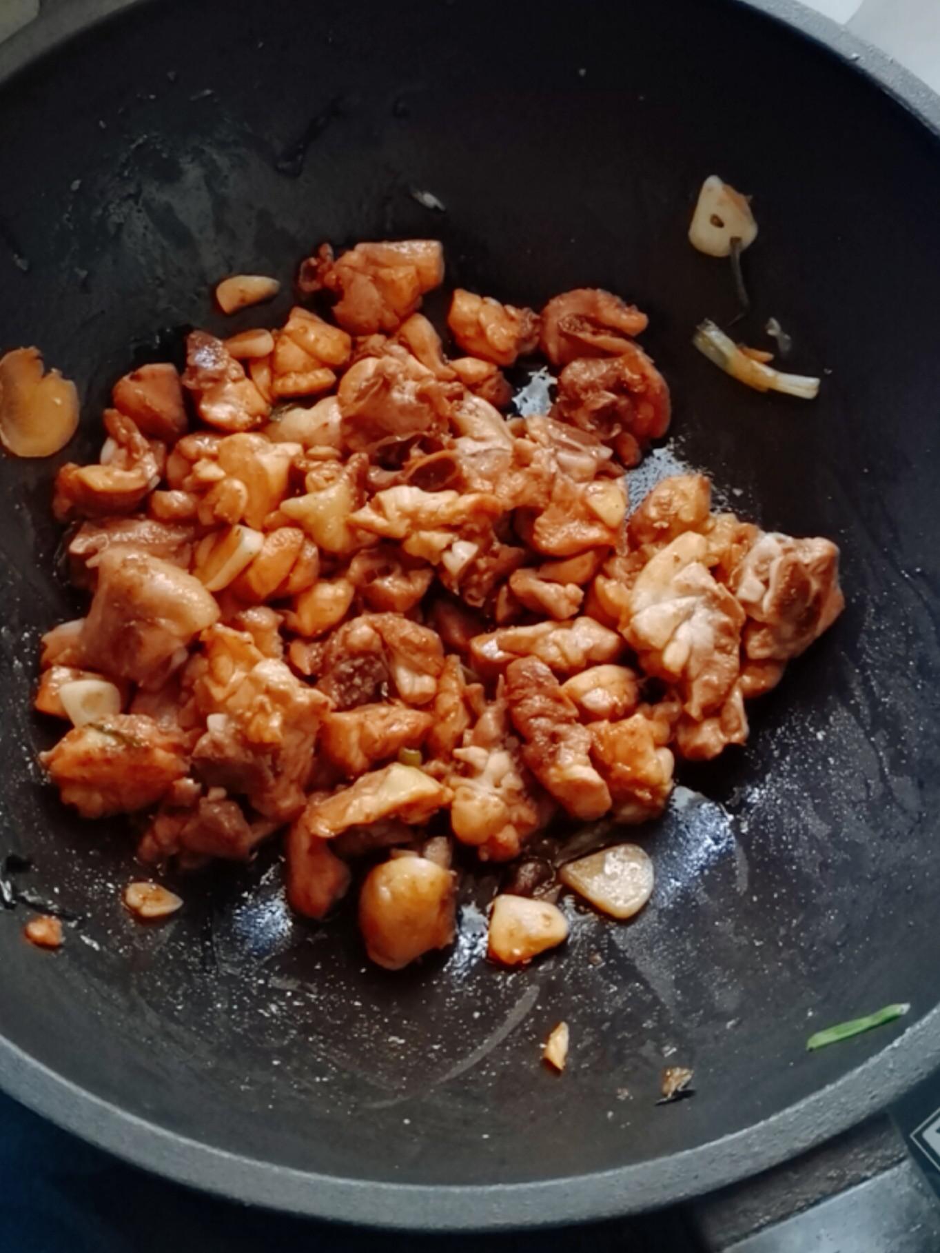 鮮蝦蛤蜊炒雞的做法-咸鮮味炒菜譜-易網健康養生網 鮮蝦蛤蜊炒雞的做法-咸鮮味炒菜譜