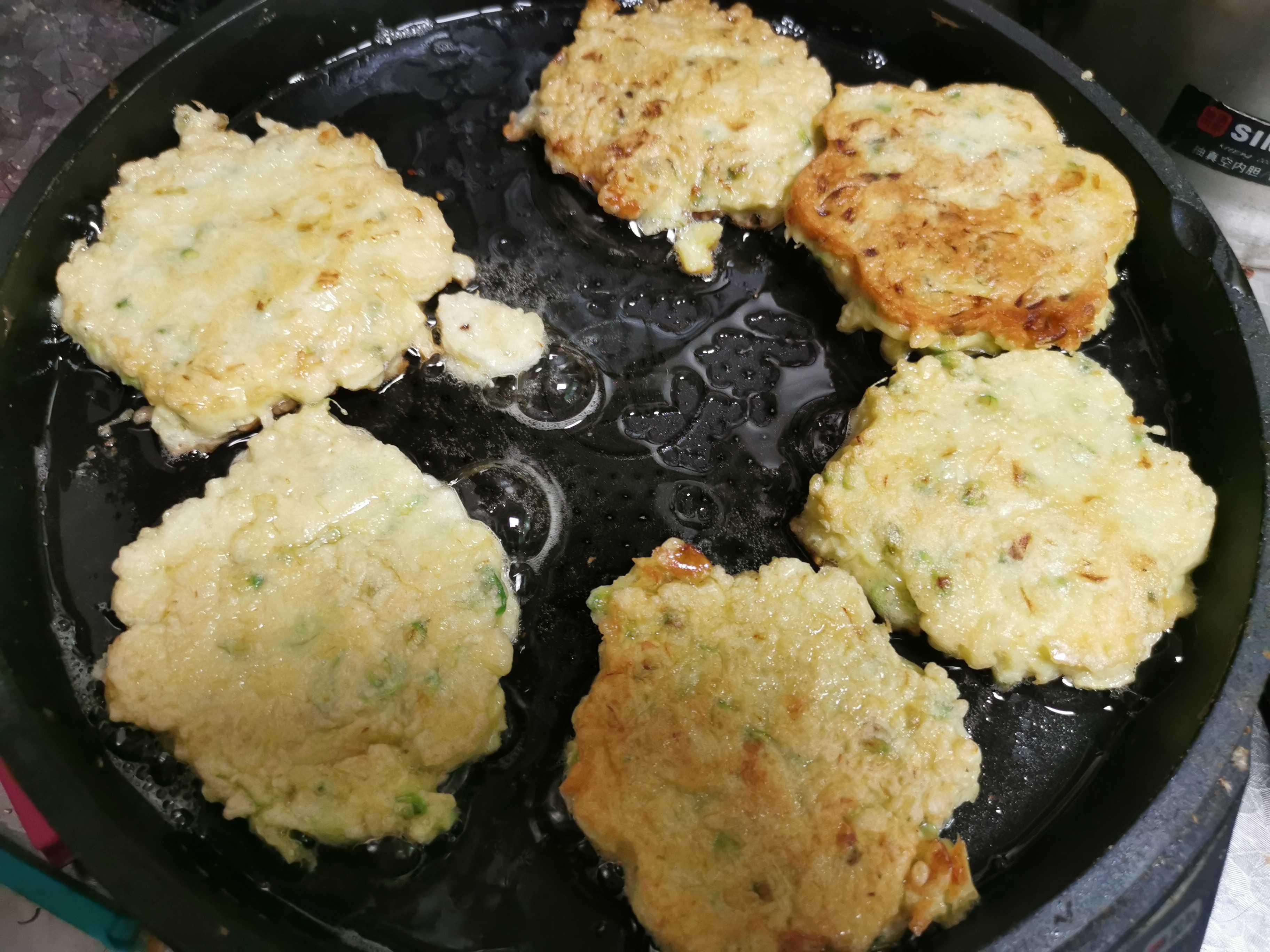 槐花系列之槐花雞蛋餅的做法-咸鮮味煎菜譜-易網(wǎng)健康養(yǎng)生網(wǎng) 槐花系列之槐花雞蛋餅的做法-咸鮮味煎菜譜