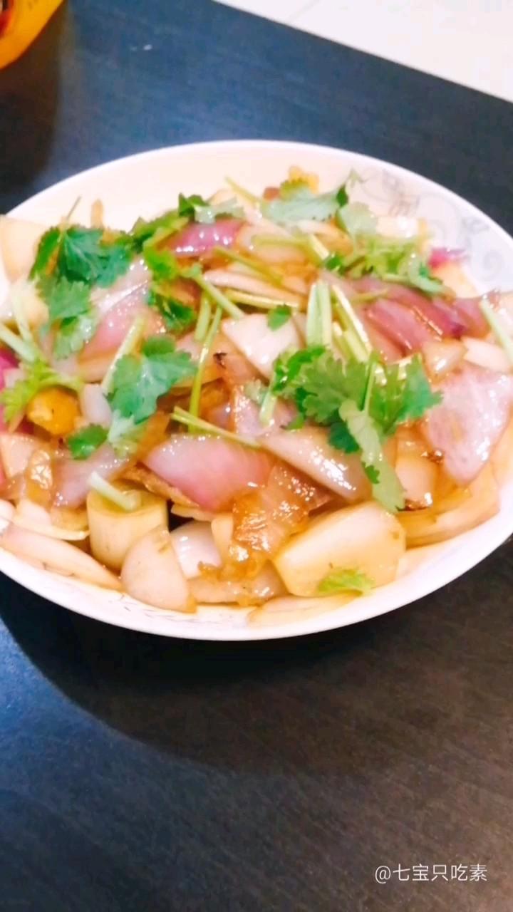 洋蔥炒雞蛋的做法-咸鮮味炒菜譜