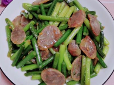 蒜苔炒香腸的做法-家常味炒菜譜