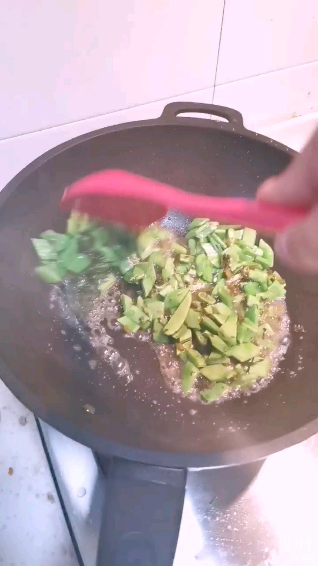 咸菜炒豆角的做法-家常味炒菜譜