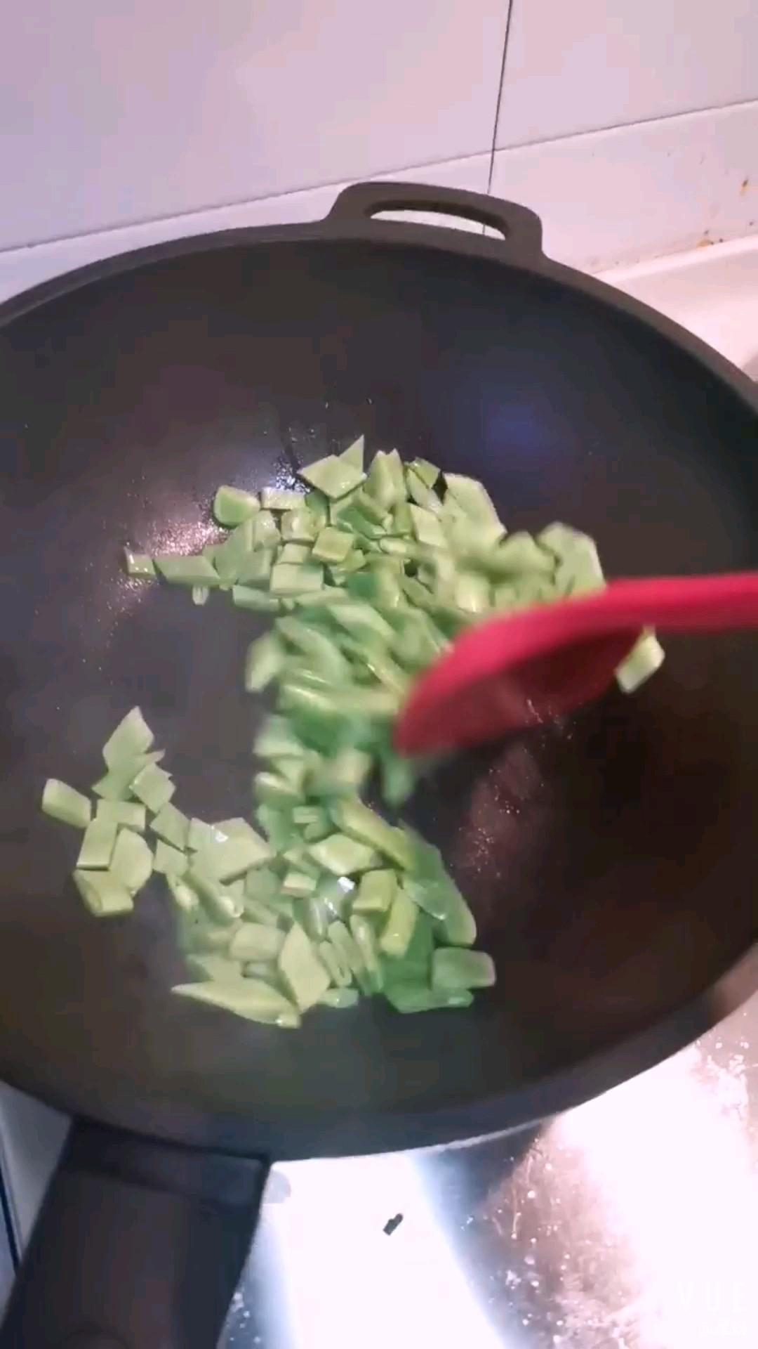 咸菜炒豆角的做法-家常味炒菜譜