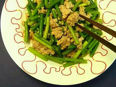 豬肉餡炒蒜薹的做法-咸鮮味炒菜譜