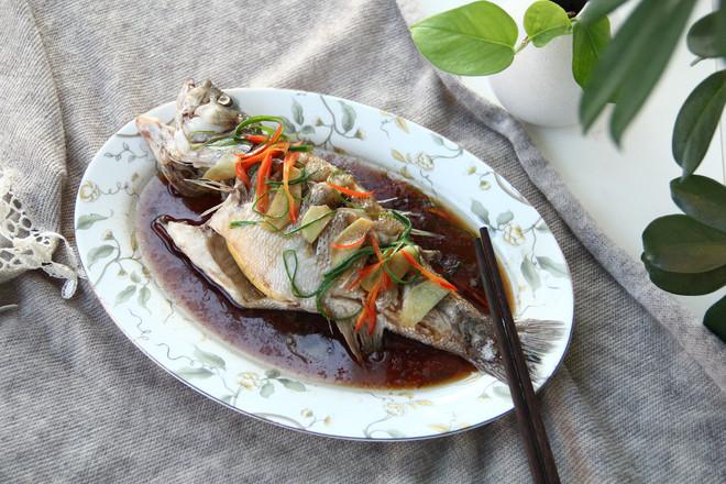澆汁清蒸鱸魚的做法-咸鮮味蒸菜譜