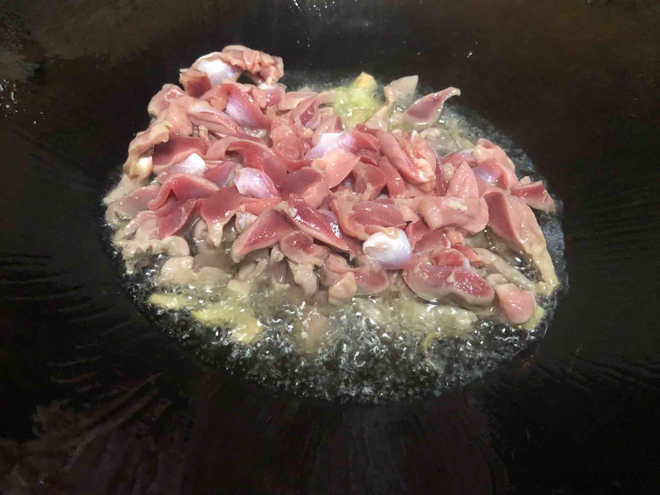 辣椒炒雞肫的做法-家常味炒菜譜