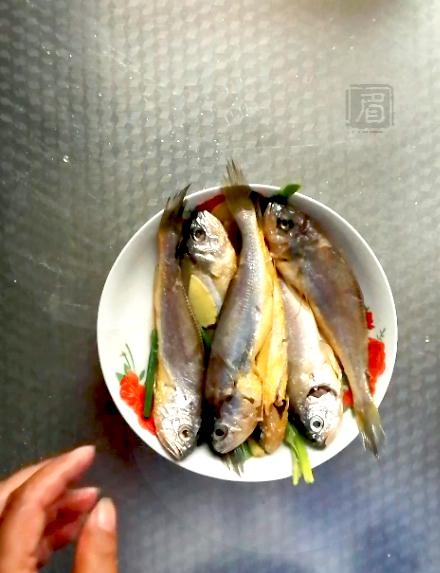 面拖小黃魚(yú)的做法-咸鮮味炸菜譜