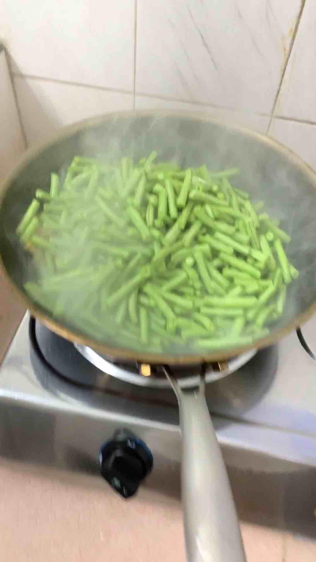 炒豆角的做法-家常味炒菜譜