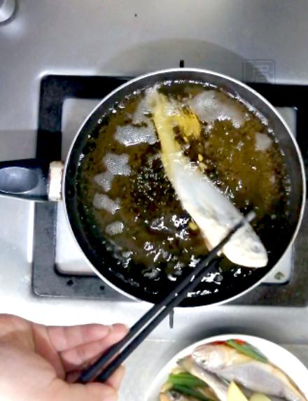 面拖小黃魚(yú)的做法-咸鮮味炸菜譜