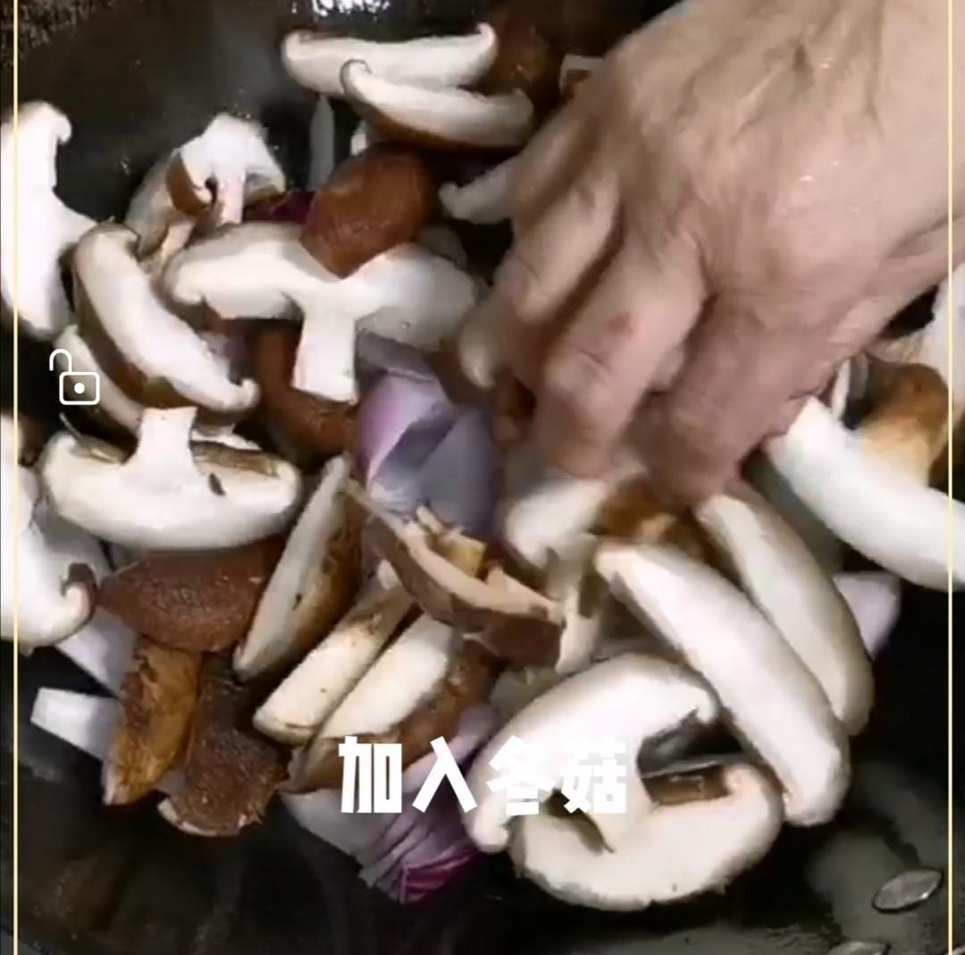 洋蔥冬菇燜雞的做法-咸鮮味燜菜譜
