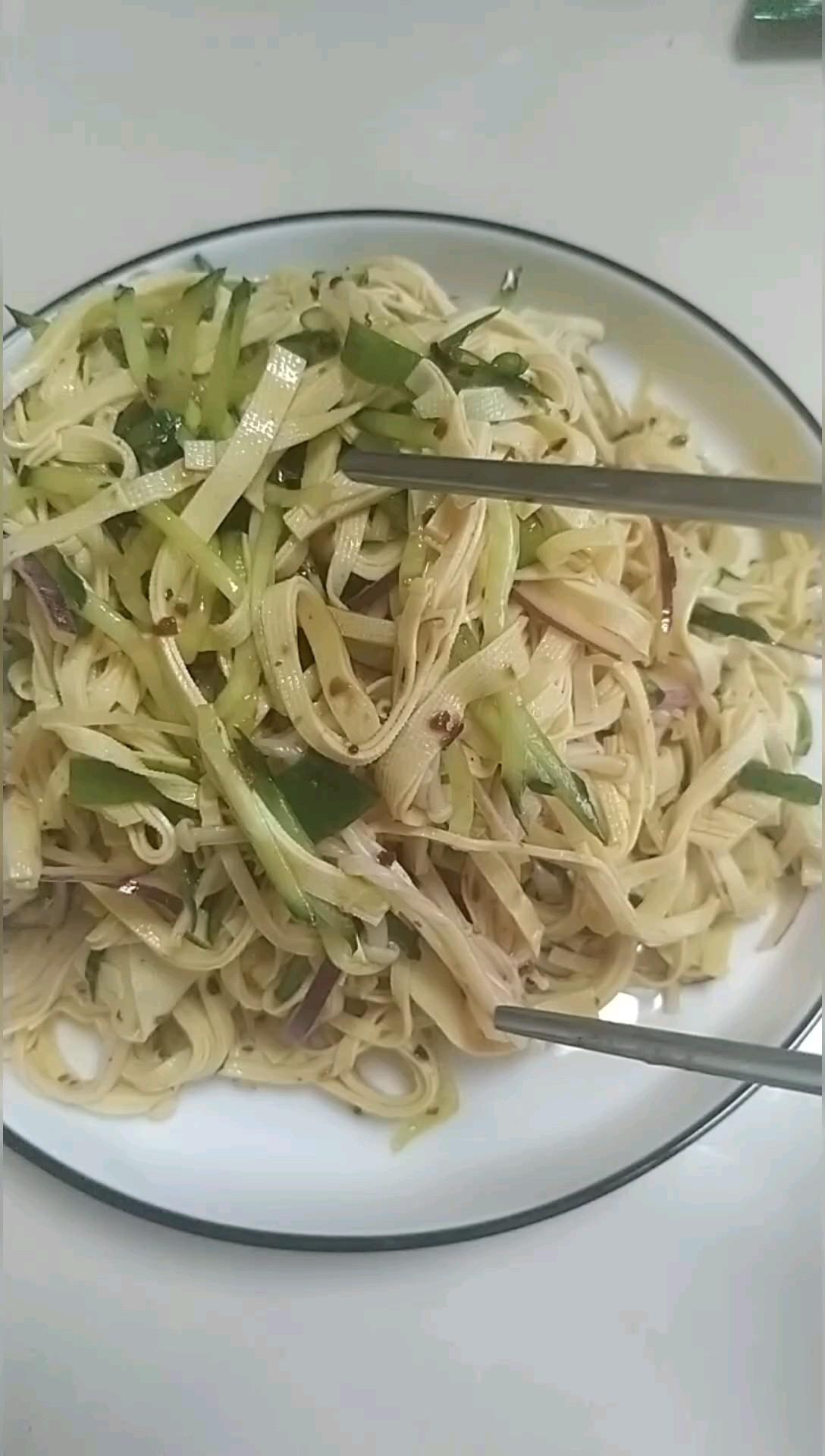 黃瓜豆皮涼拌菜的做法-家常味拌菜譜