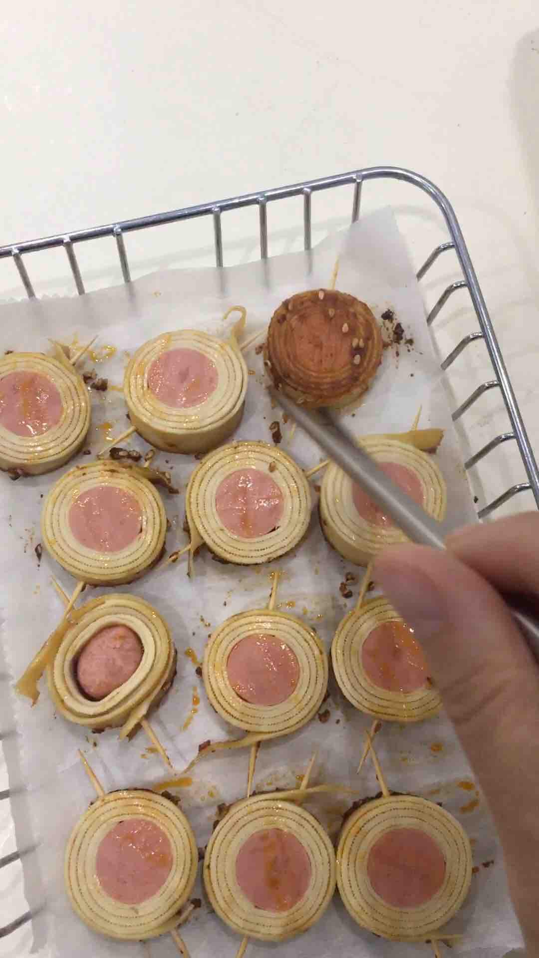 豆皮香腸卷的做法-香辣味烘焙菜譜