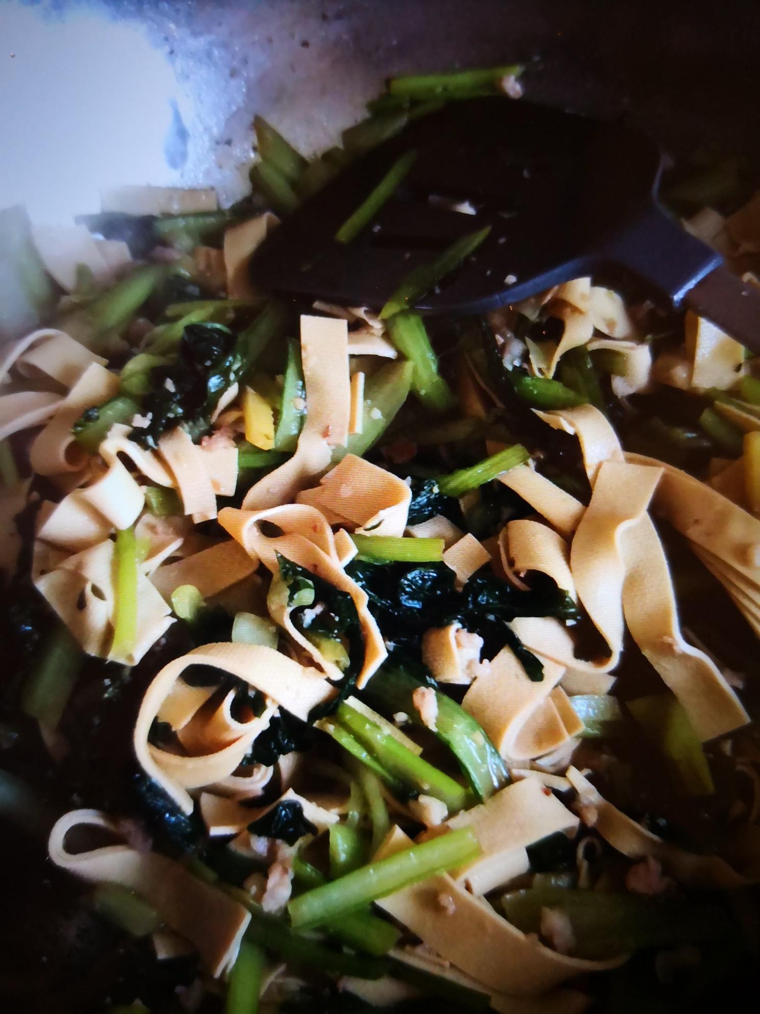 烏塌菜炒豆皮的做法-家常味炒菜譜