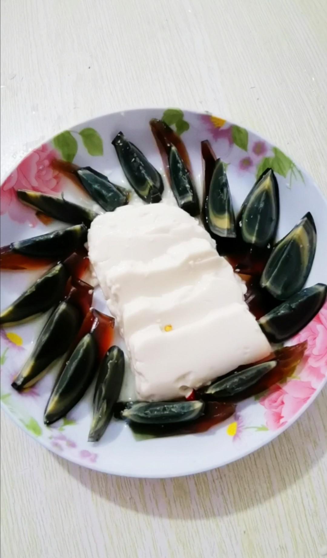 涼拌皮蛋豆腐的做法-咸鮮味拌菜譜-易網(wǎng)健康養(yǎng)生網(wǎng) 涼拌皮蛋豆腐的做法-咸鮮味拌菜譜