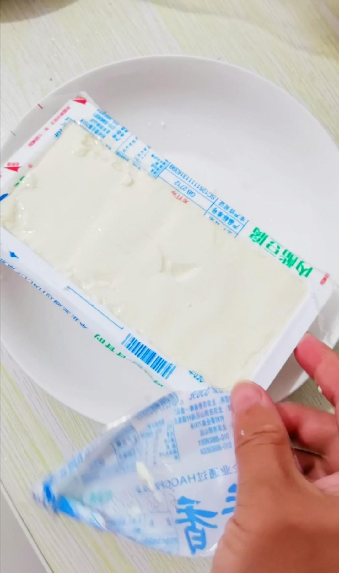 涼拌皮蛋豆腐的做法-咸鮮味拌菜譜-易網(wǎng)<a href=http://m.henggaotouzi.com/ target=_blank class=infotextkey>健康養(yǎng)生</a>網(wǎng) 涼拌皮蛋豆腐的做法-咸鮮味拌菜譜